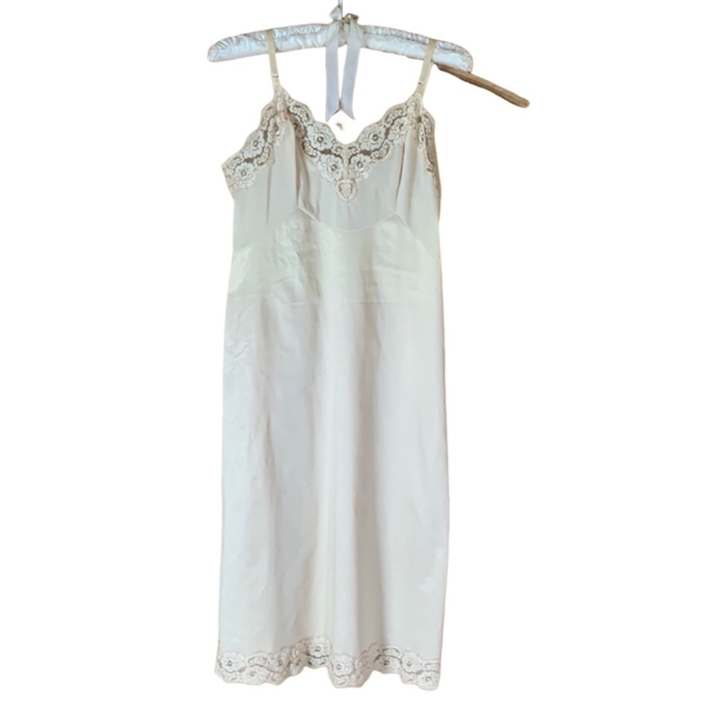 Vintage Vanity Fair beige full slip Anti-cling Size 34 Long